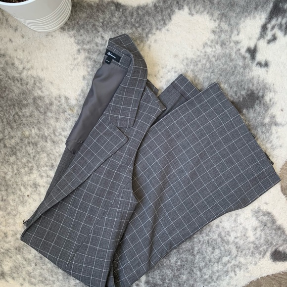 Sleeveless Long Blazer - Picture 1 of 3